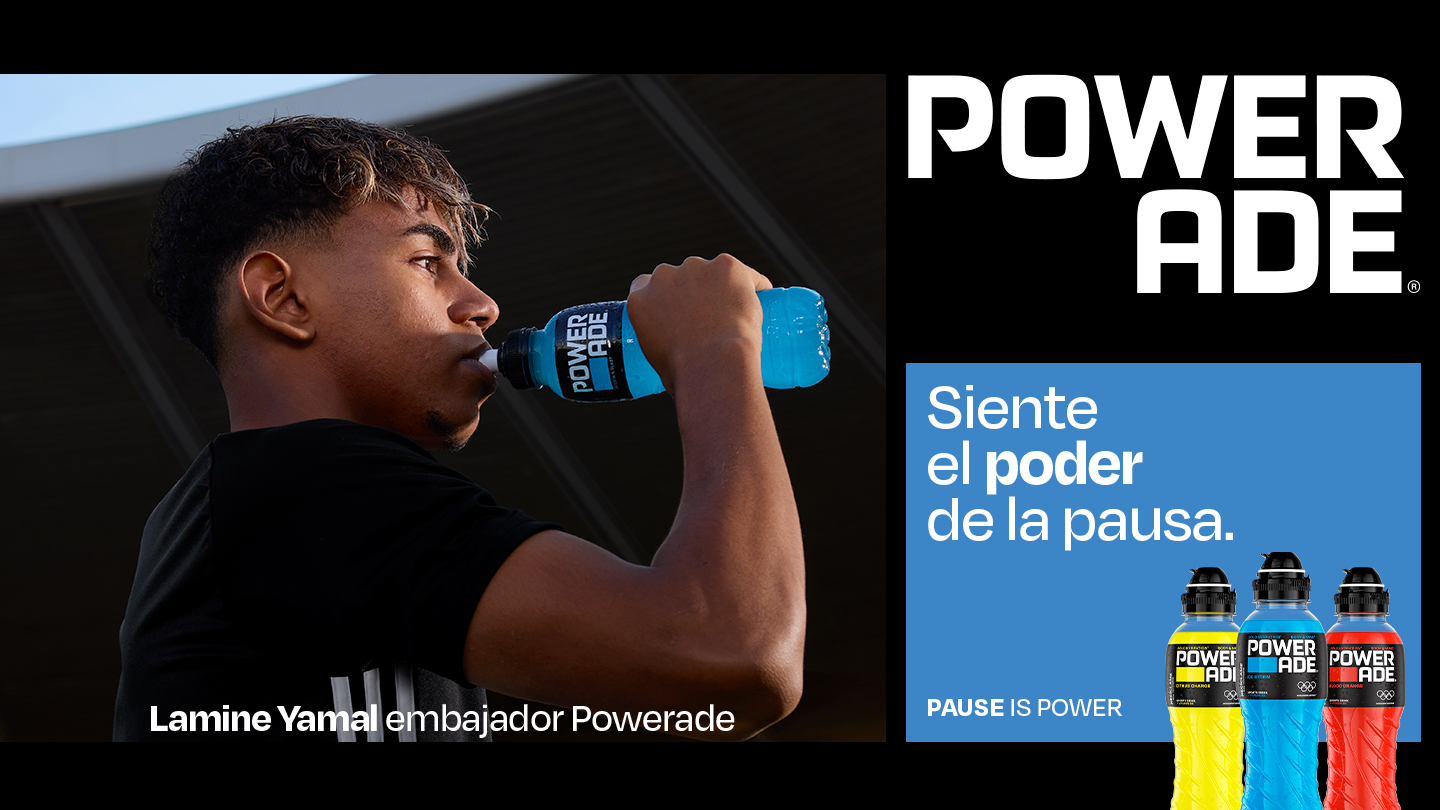 Bodegon sobre fondo negro con los productos Powerade. 