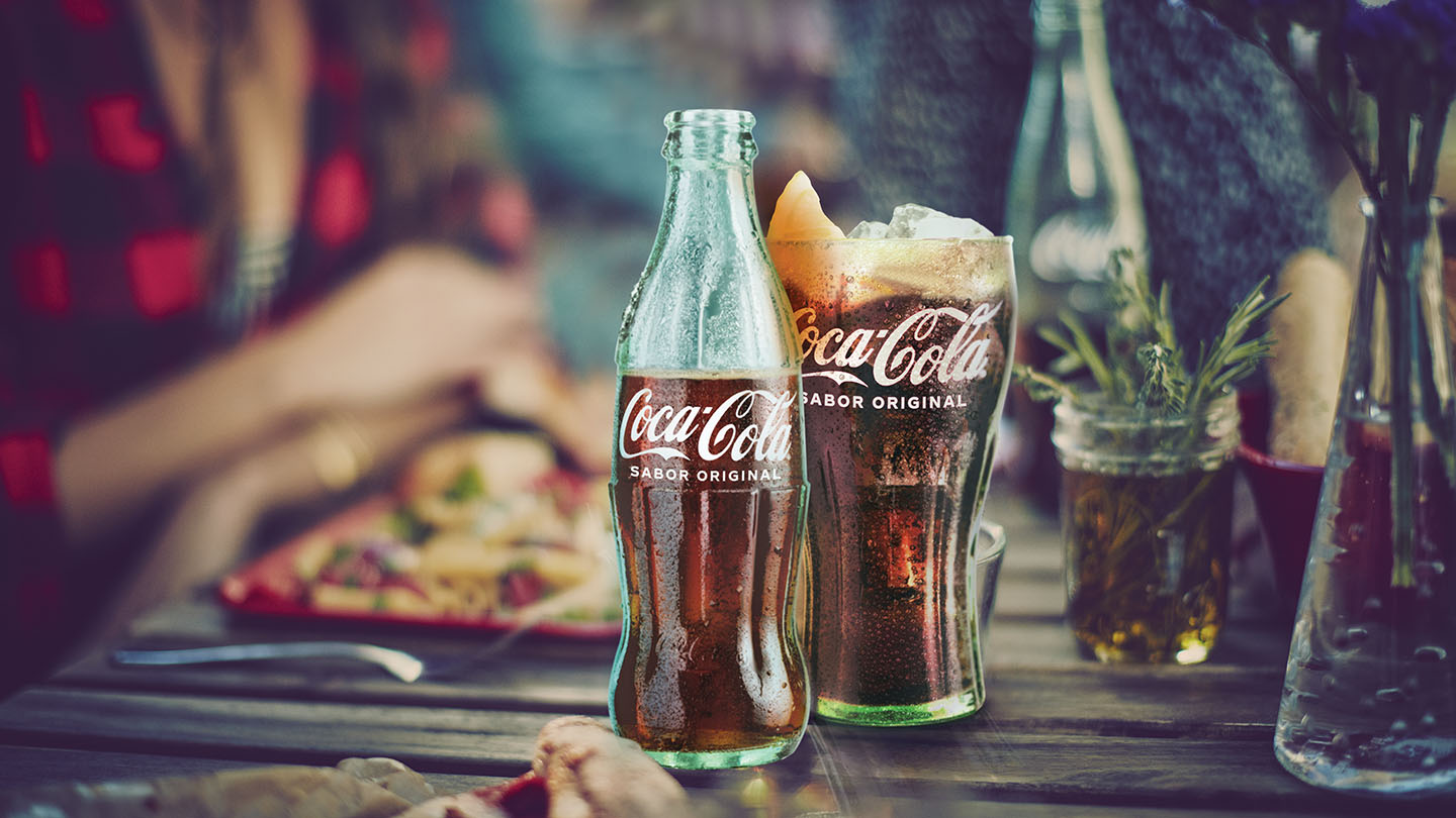 Cubo con hielo con seis botellas de Coca-Cola