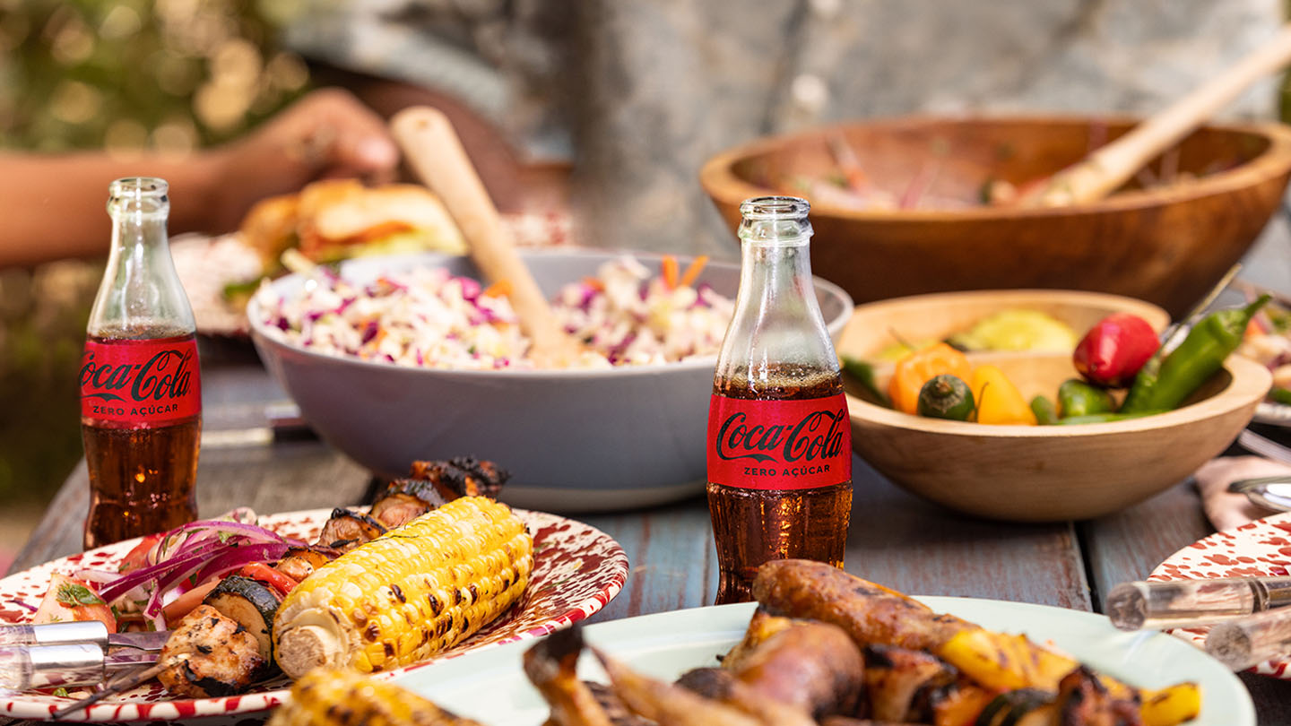 Cubo con hielo con seis botellas de Coca-Cola