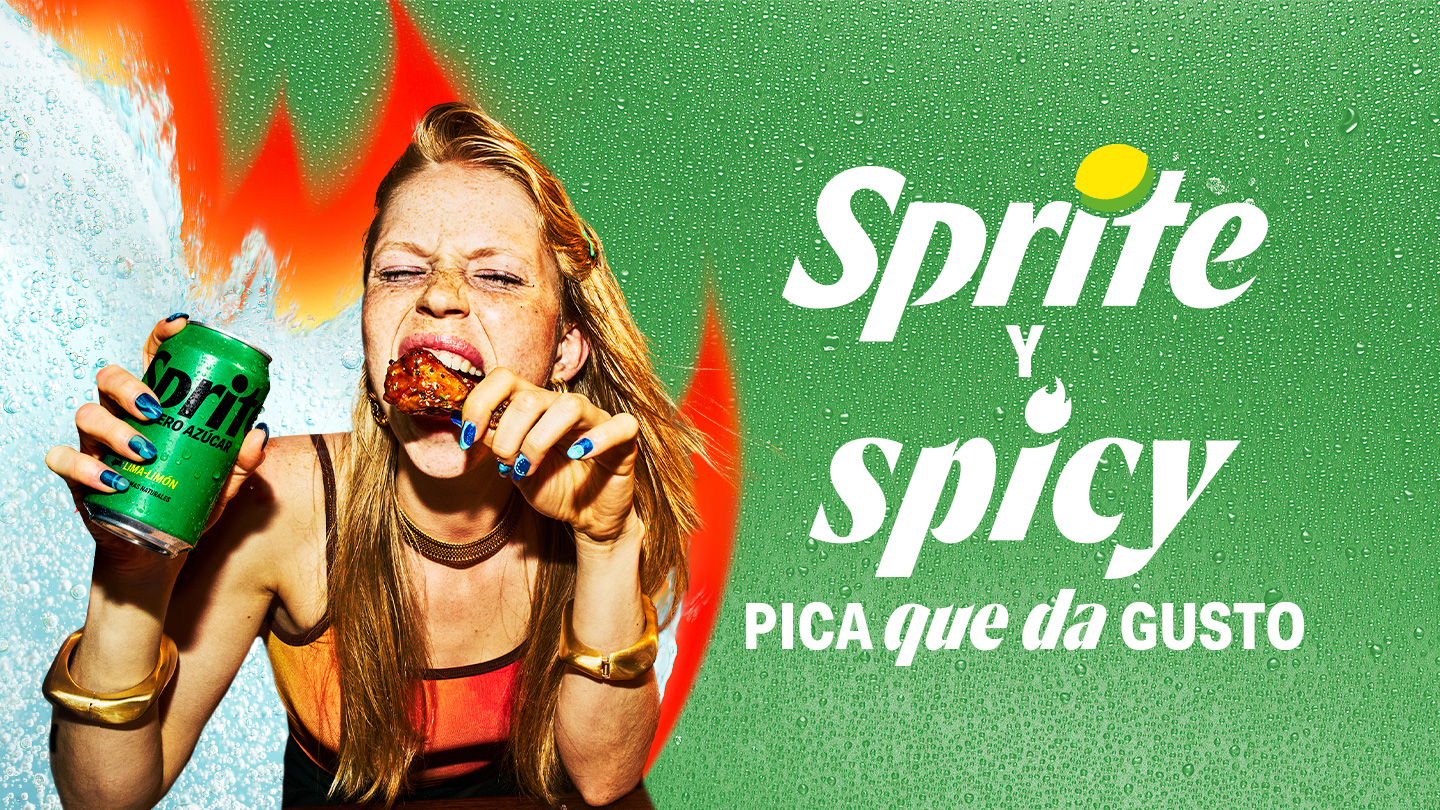 Chica bebiendo una botella de Sprite