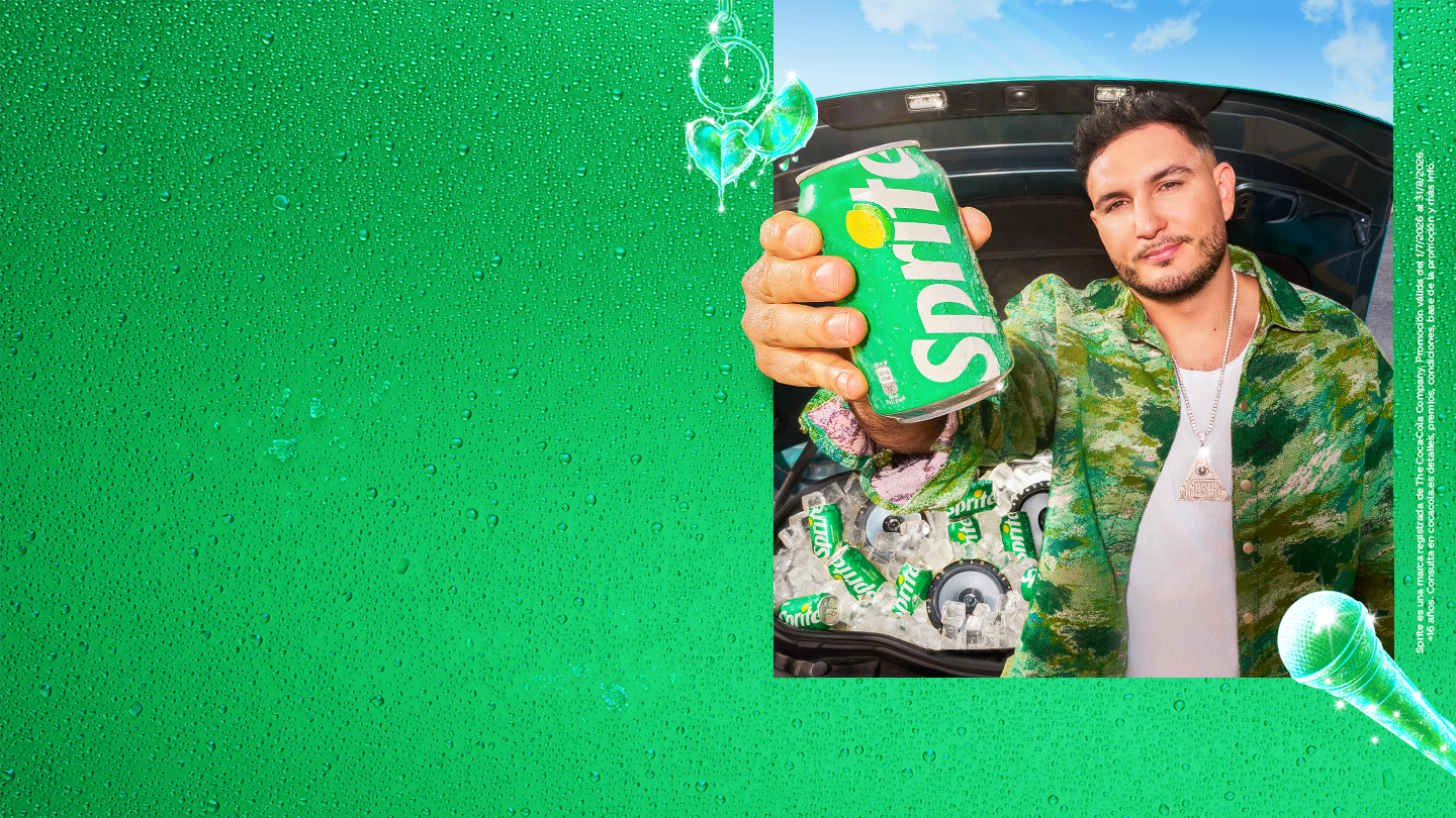 Omar Montes sosteniendo una lata de Sprite en primer plano junto a un coche, sobre un fondo verde asociado a la marca.