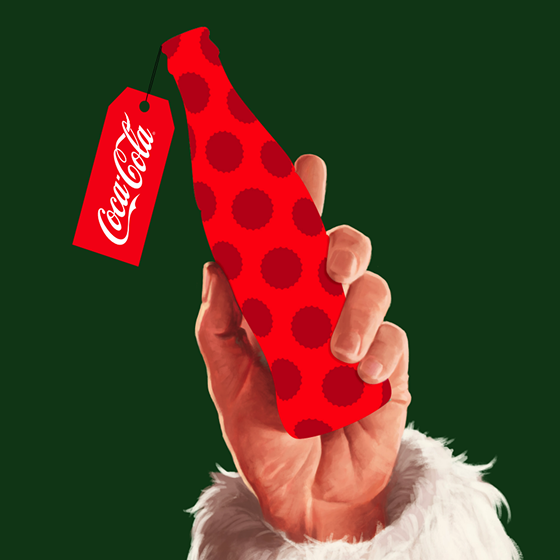 Mano cogiendo una botella de Coca-Cola