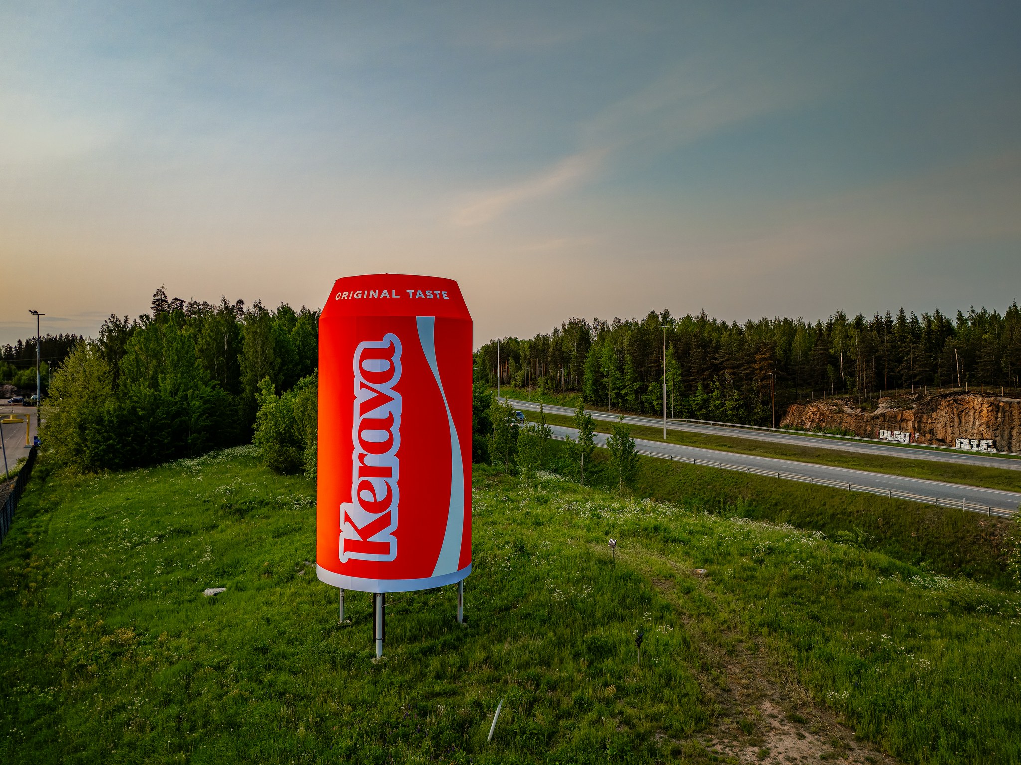 Jättiläismäinen Coca-Cola tölkki Lahdentien varressa. Tölkissä lukee Kerava. 