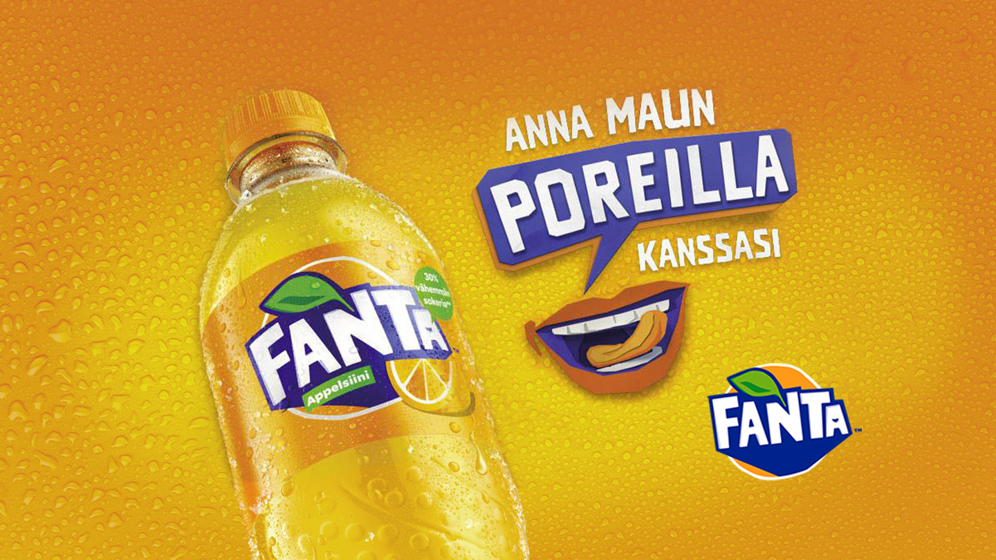 Grafiikka, jossa on avoin muovinen Fanta-pullo ja roiskeita Fantasta ja oransseja paloja oranssilla taustalla.