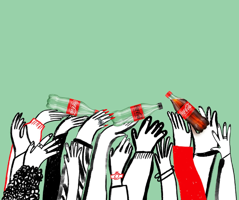 Kuva Coca-Cola-pulloja pitelevistä käsistä vihreällä taustalla