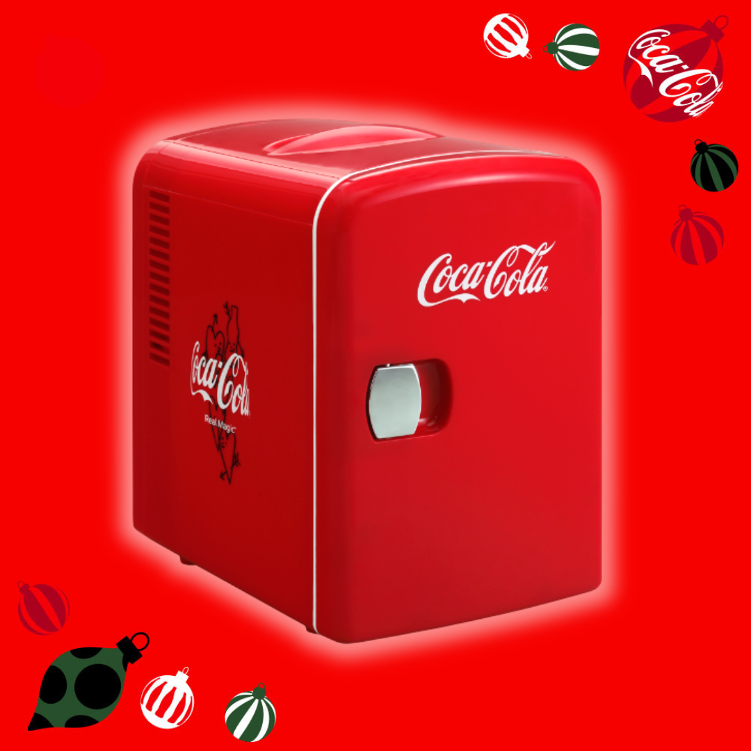Coca-Cola-minijääkaappi punaisella joulutaustalla