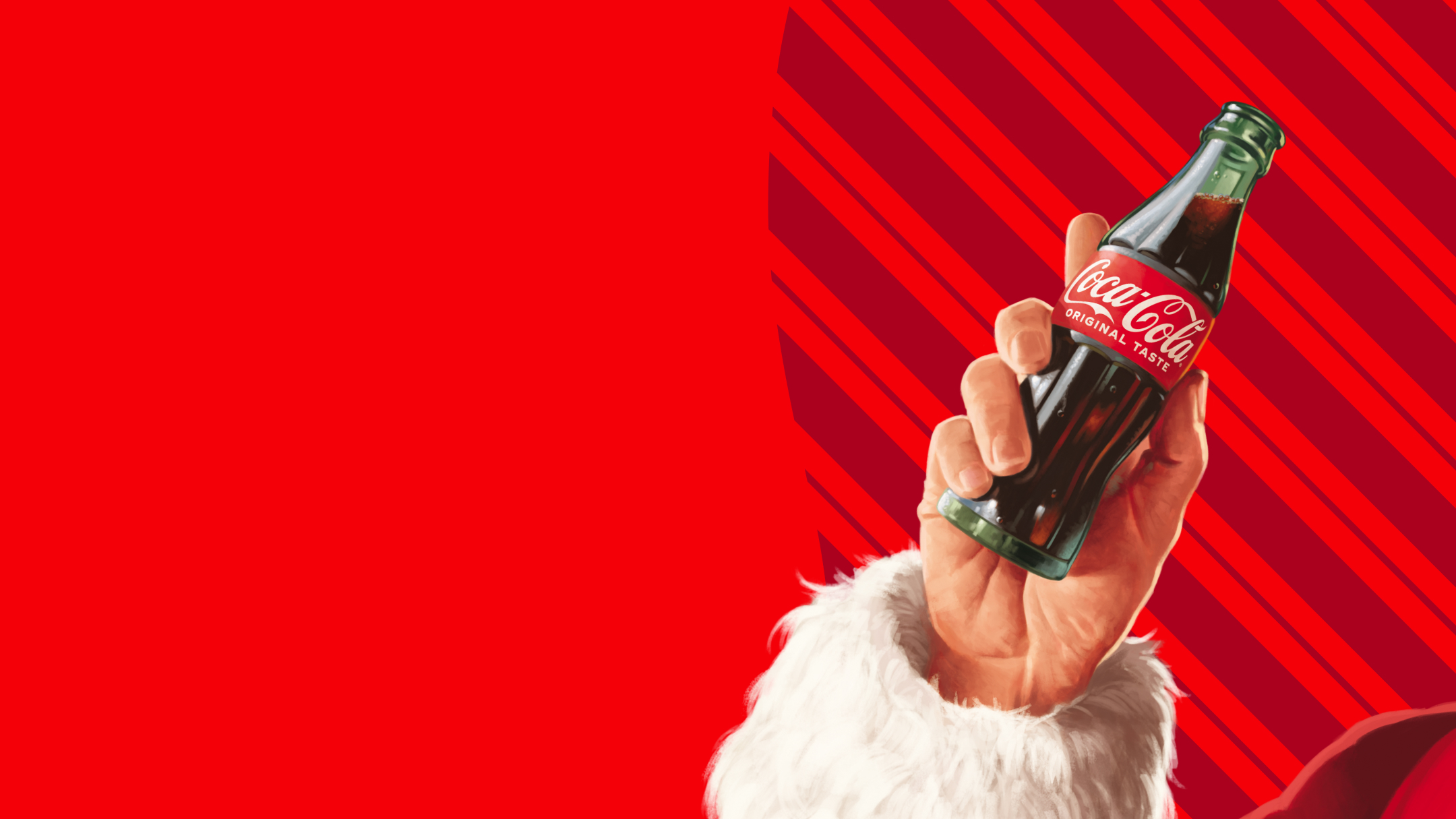 Julemandens hånd holder en Coca-Cola glasflaske på en rød baggrund