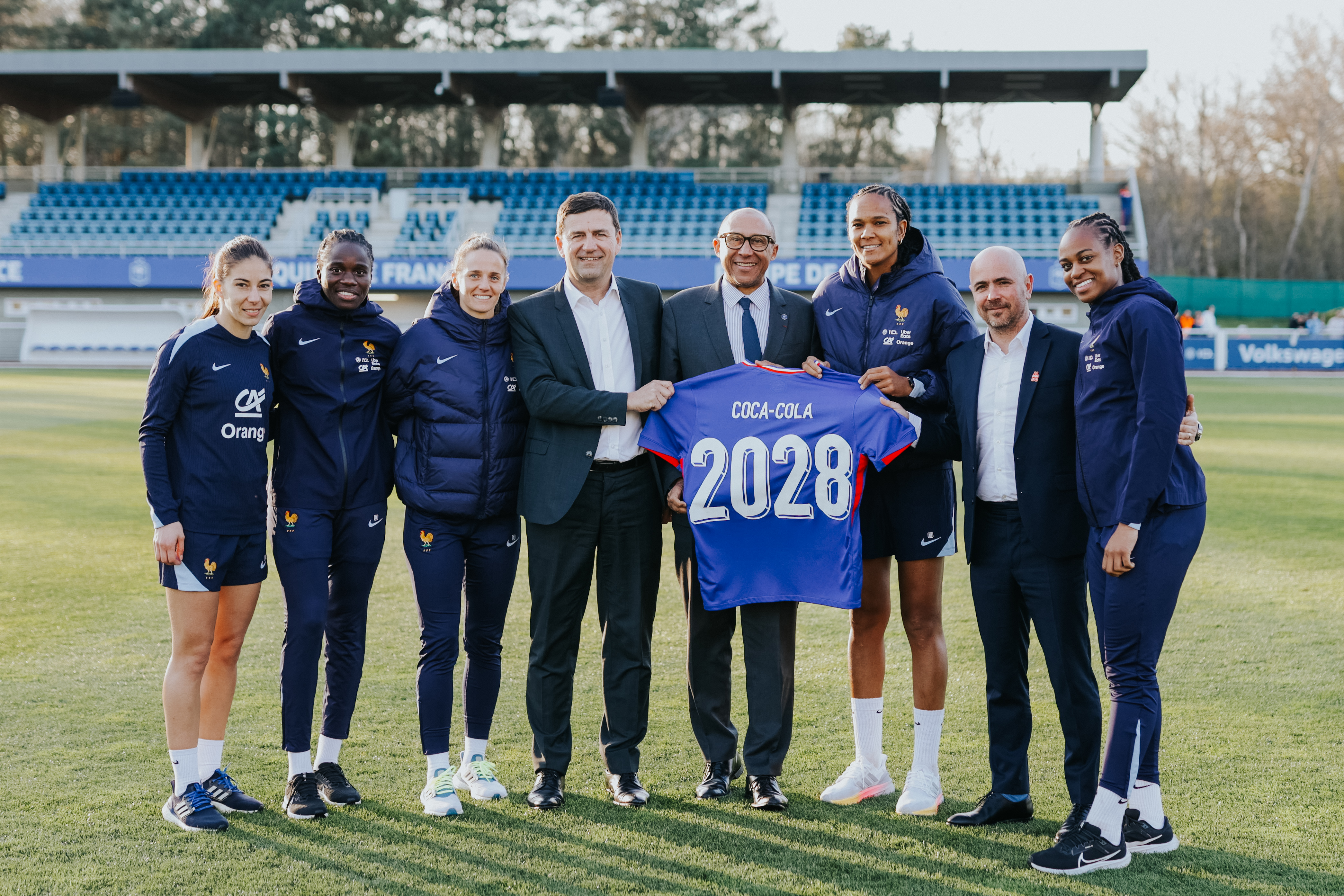 L’équipe de France féminine de football, accompagnée de François Gay-Bellile (Président de CCEP France), Philippe Diallo (Président de la Fédération Française de Football) et Mickaël Vinet (Président de Coca-Cola France)