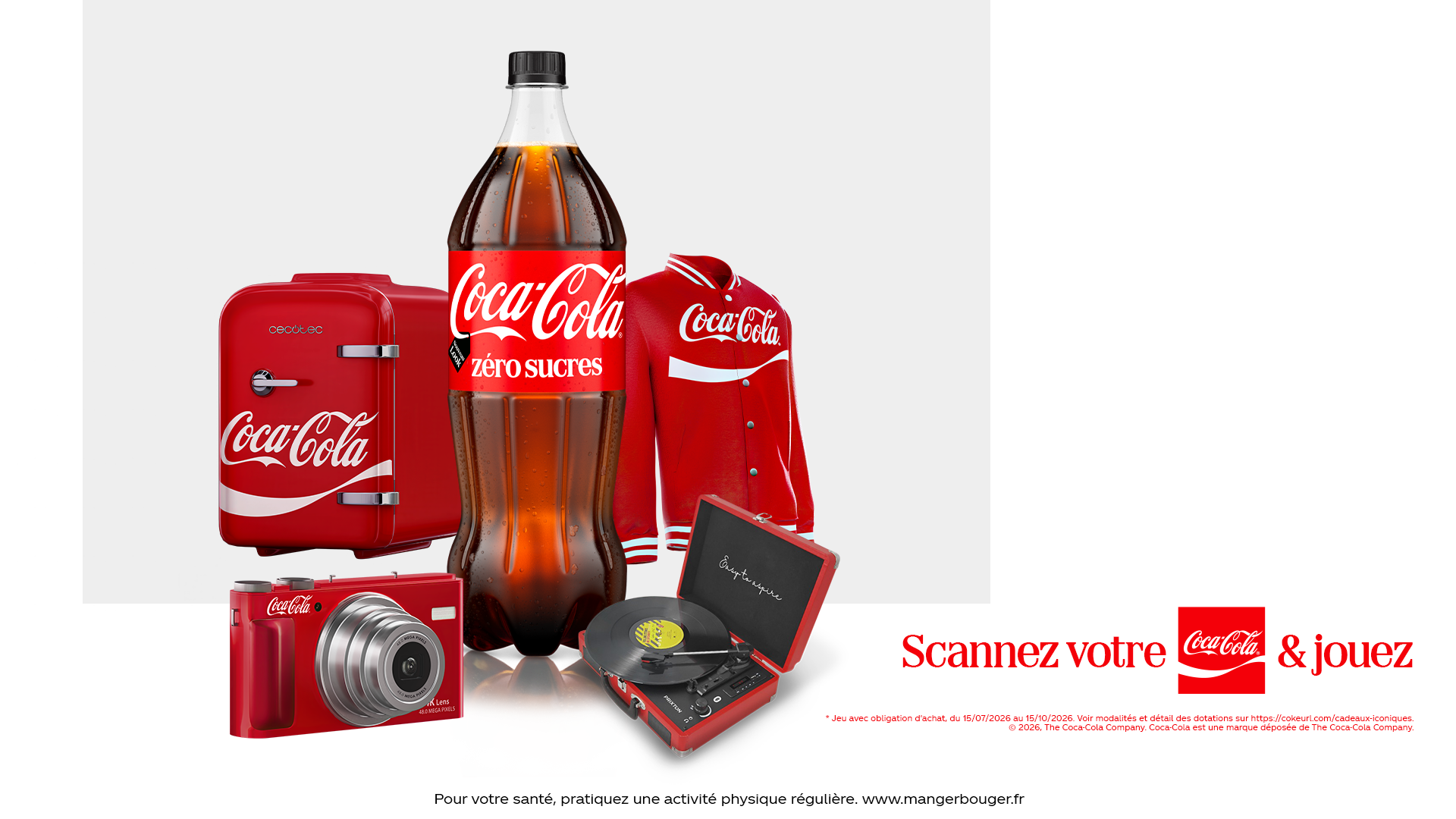 Image comprenant une grand bouteille de Coca-Cola entourée d'objets aux couleurs de la marque : veste, mini-frigo, appareil photo numérique et platine vinyle.