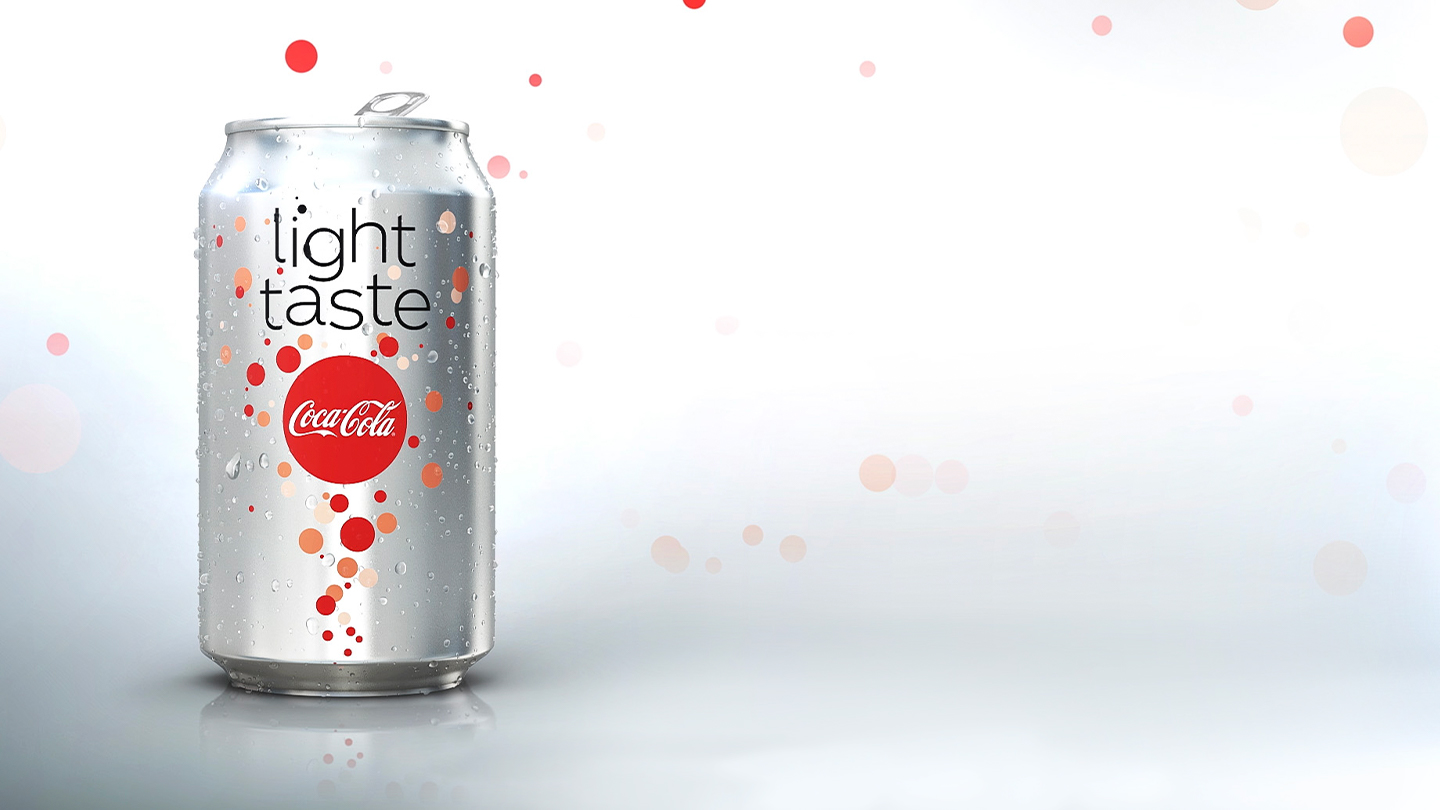 Une femme boit une canette de Coca-Cola Light Taste