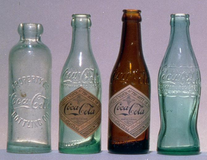 En réponse à l‘appel lancé par  The Coca-Cola Company, Alex Samuelson dessine le prototype de la bouteille « Contour », breveté par la Root Glass Company.