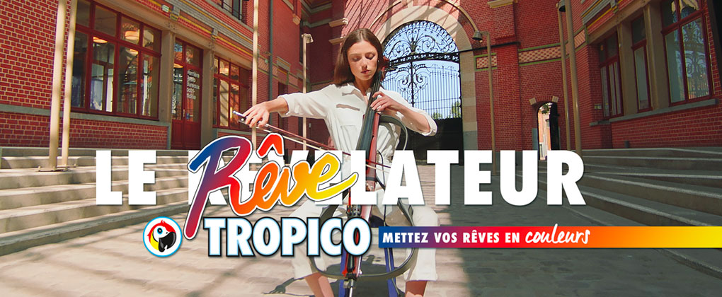 L'image montre 'The Tropical Roller' avec une femme jouant du violon en arrière-plan