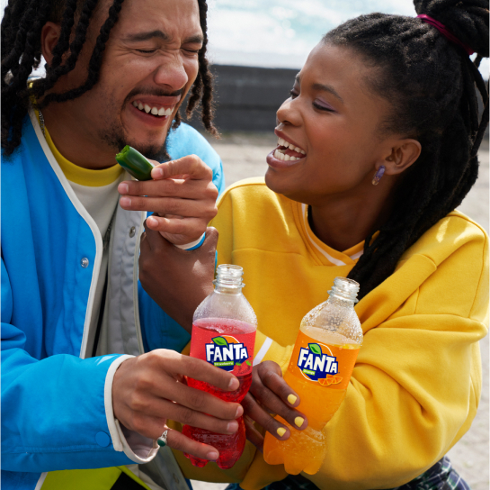 2 friends drinking fanta and snacking 