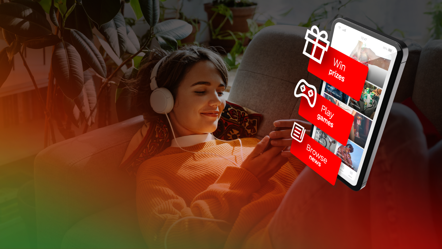 Je ziet een vrouw die ontspannen op een bank ligt, met witte koptelefoon op en een smartphone in haar handen. Op het scherm van de telefoon zijn rode iconen en teksten zichtbaar, zoals een cadeautje, een beker en andere afbeeldingen. De achtergrond is deels vervaagd met een groen-rode gloed.