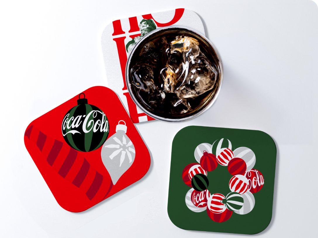 Egy pohár Coca-Cola jéggel az ünnepi poháralátéten