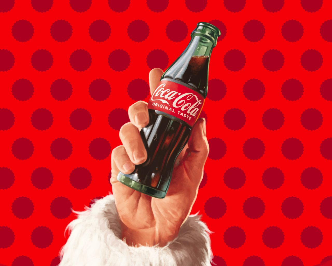 Een hand met een witte mouw van een kerstman kostuum houdt een glazen fles Coca-Cola omhoog tegen een rode achtergrond met donkerrode stippen.