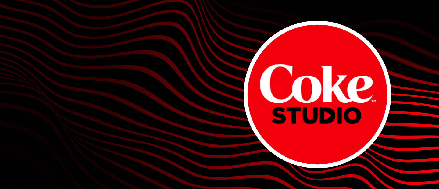 Fundo preto com linhas curvas vermelhas que seguem na diagonal e se dissipam. À direita, encontra-se o logotipo do Coke Studio.