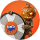 Een figuur met een gloeiende pompoenkop houdt een Fanta-bord vast voor een oranje cirkelvormige achtergrond.