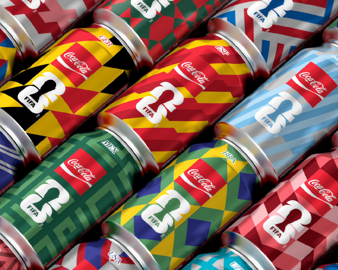 Színes Coca‑Cola dobozok FIFA világbajnokság dizájnnal, különböző minták szorosan egymás mellett.