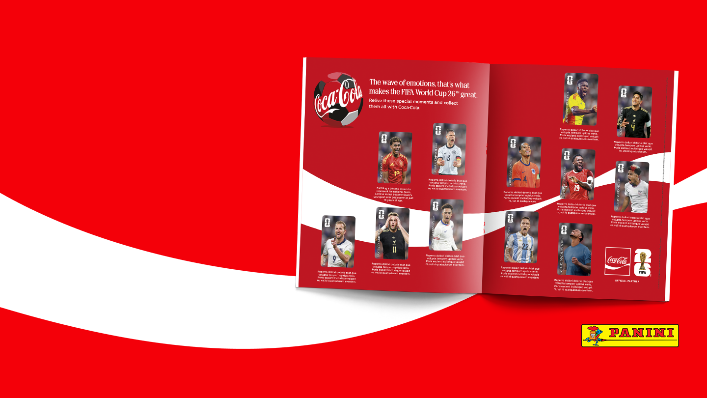 Nyitott Panini FIFA World Cup 26 album matricákkal, piros Coca‑Cola dizájnnal és játékos portrékkal.