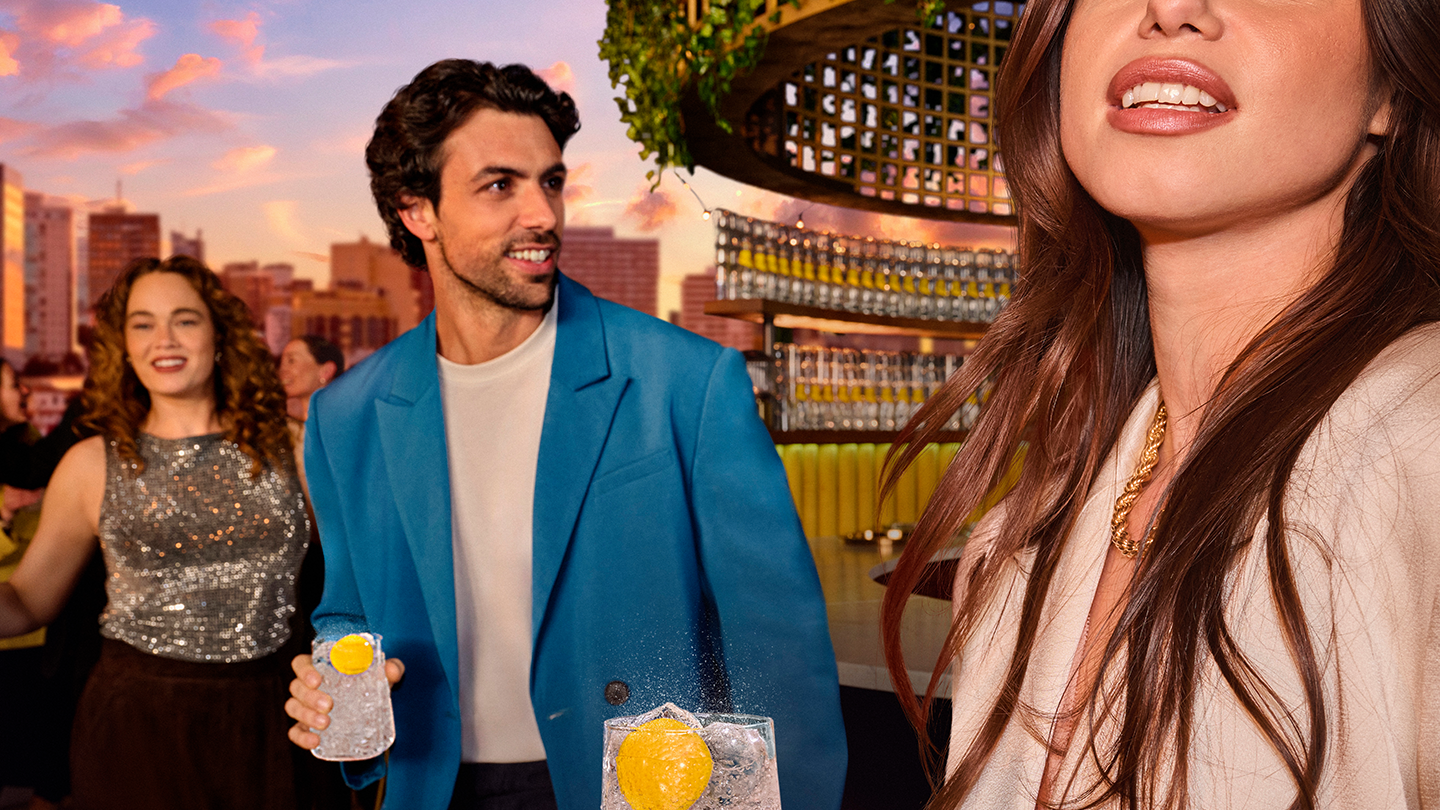 Trei persoane la o petrecere, band Schweppes Indian Tonic