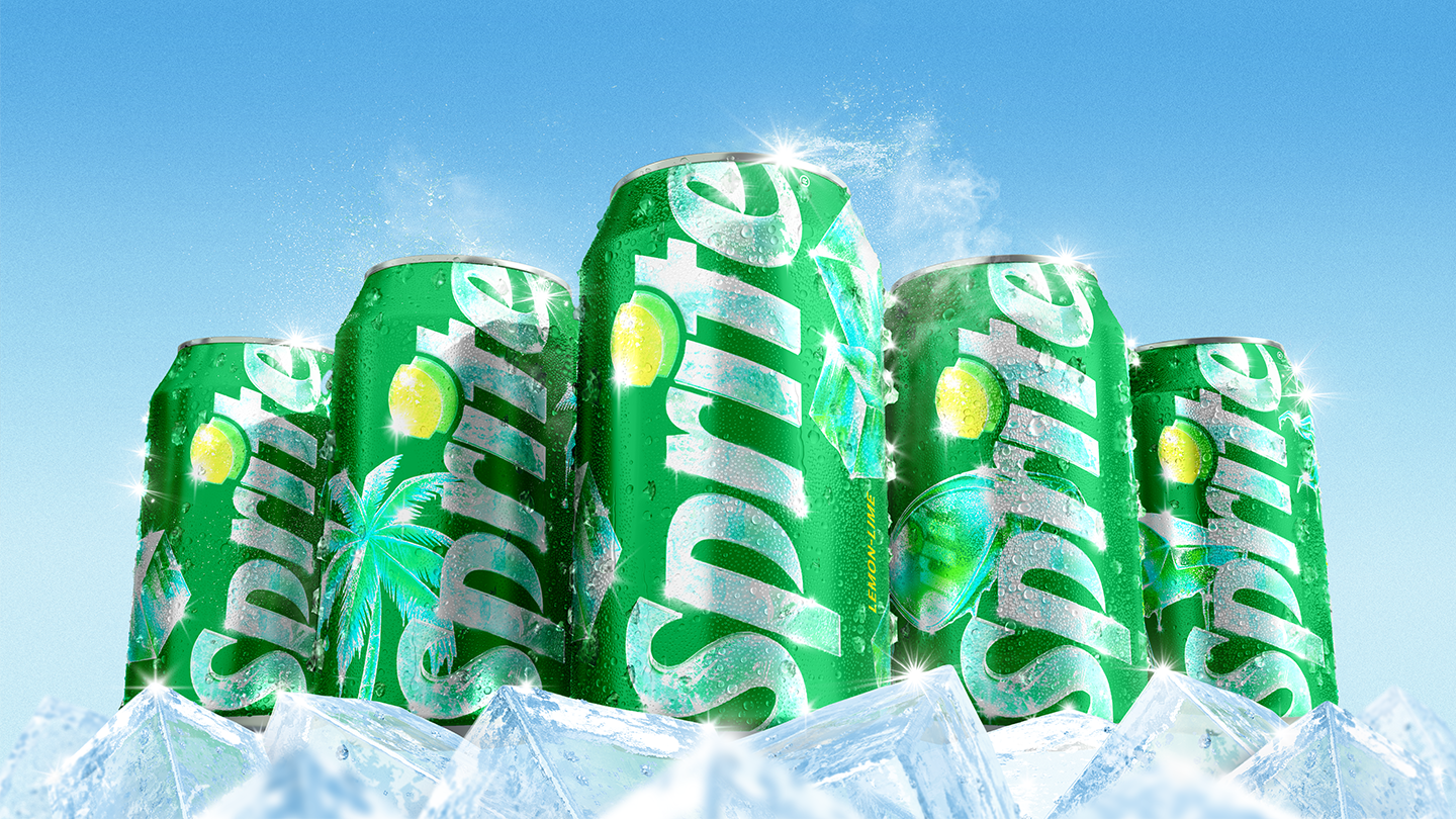 Latas de Sprite verdes empilhadas sobre gelo, com gotas de água e fundo de céu azul, transmitindo frescura.