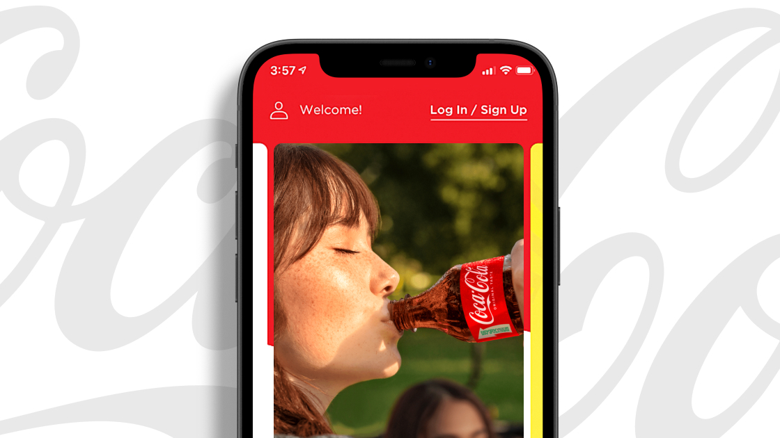 mobilni telefon na čijem ekranu je prikaza otvorena coca-cola aplikacija sa belom pozadinom