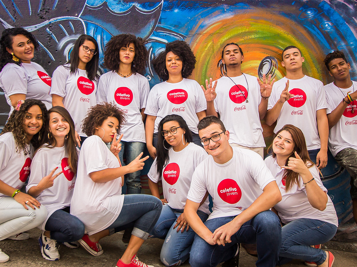 Grupo de jóvenes posando con la misma camiseta de Coca-Cola