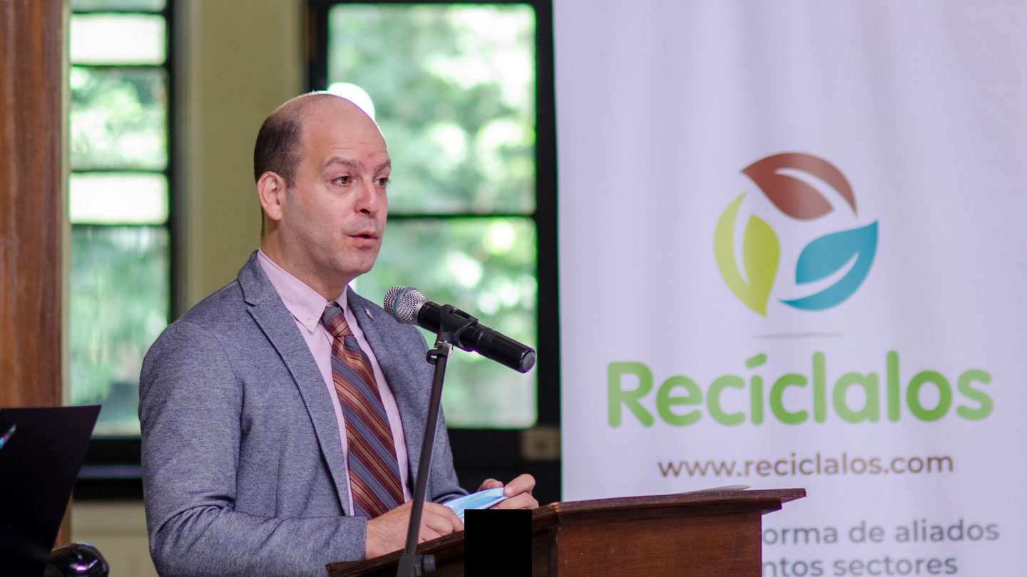 Hombre hablando en evento Recíclalos