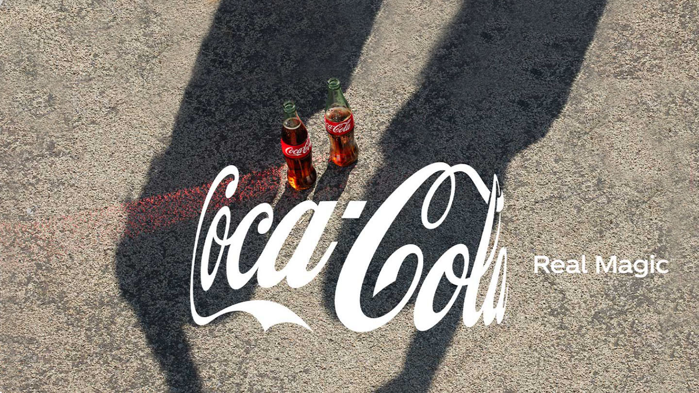 Dos botellas de Coca-Cola sobre el logo Coca-Cola Real Magic