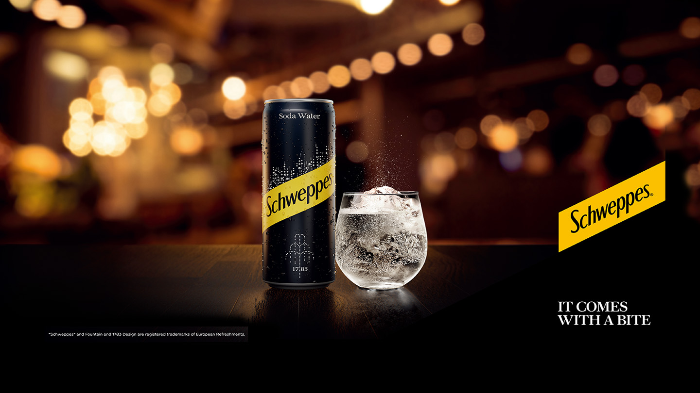 Detail of sparkling bubbles of Schweppes inside a glass with a slice of lemon