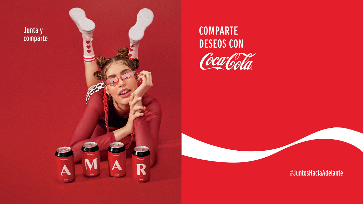 Niña con latas de Coca-Cola en el banner 'Comparte deseos con Coca-Cola'.