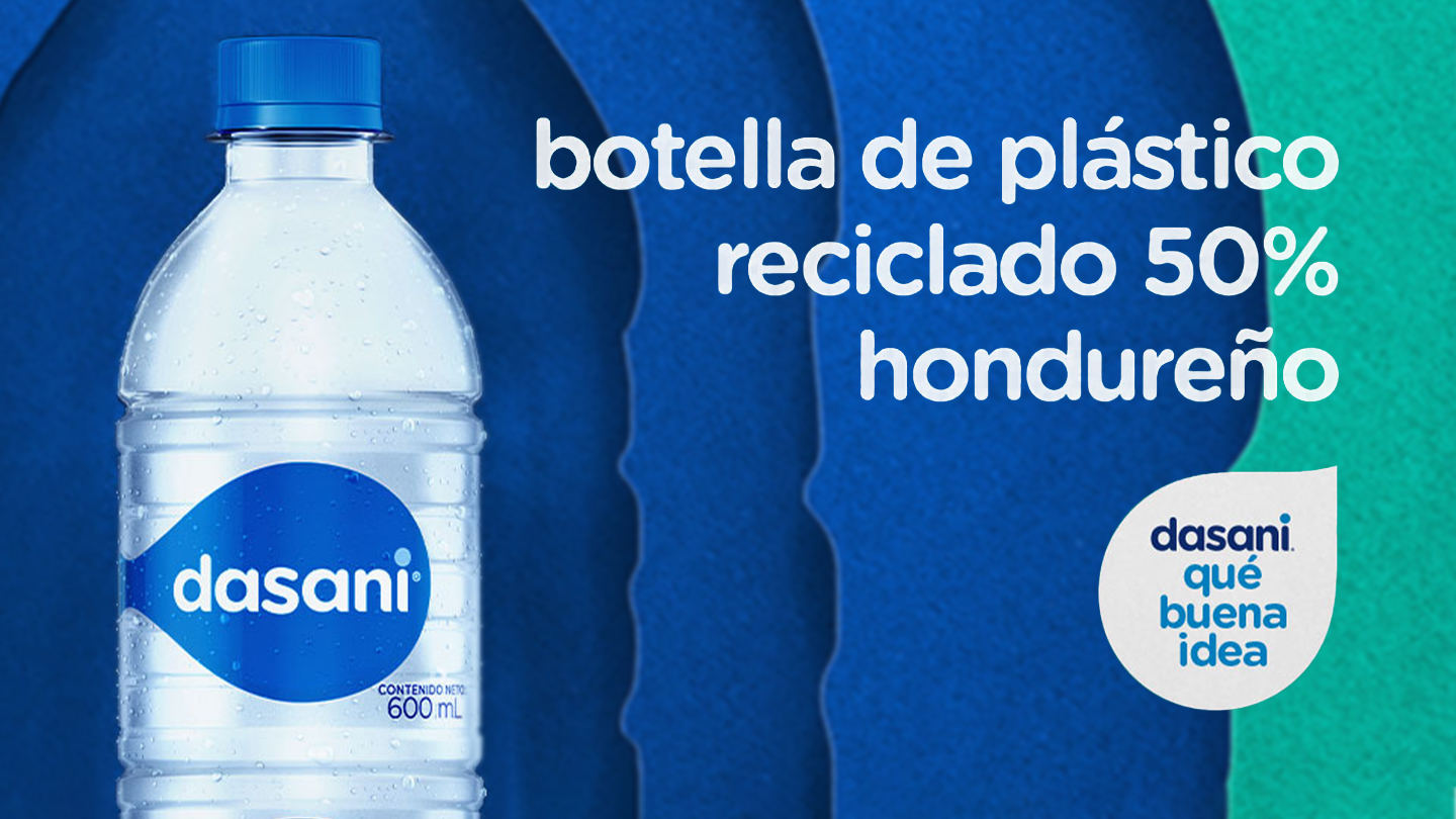 Botella dasani reciclable y titular que dice: botella de plástico reciclado 50% hondureño. Y el logo de dasani: qué buena idea.