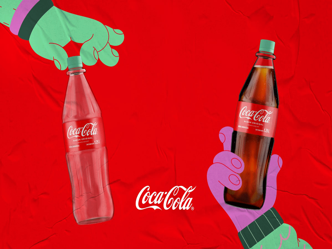 Dos manos ilustradas, sostienen botellas retornables de Coca-Cola, sobre un fondo rojo con el logo de Coca-Cola en el centro.