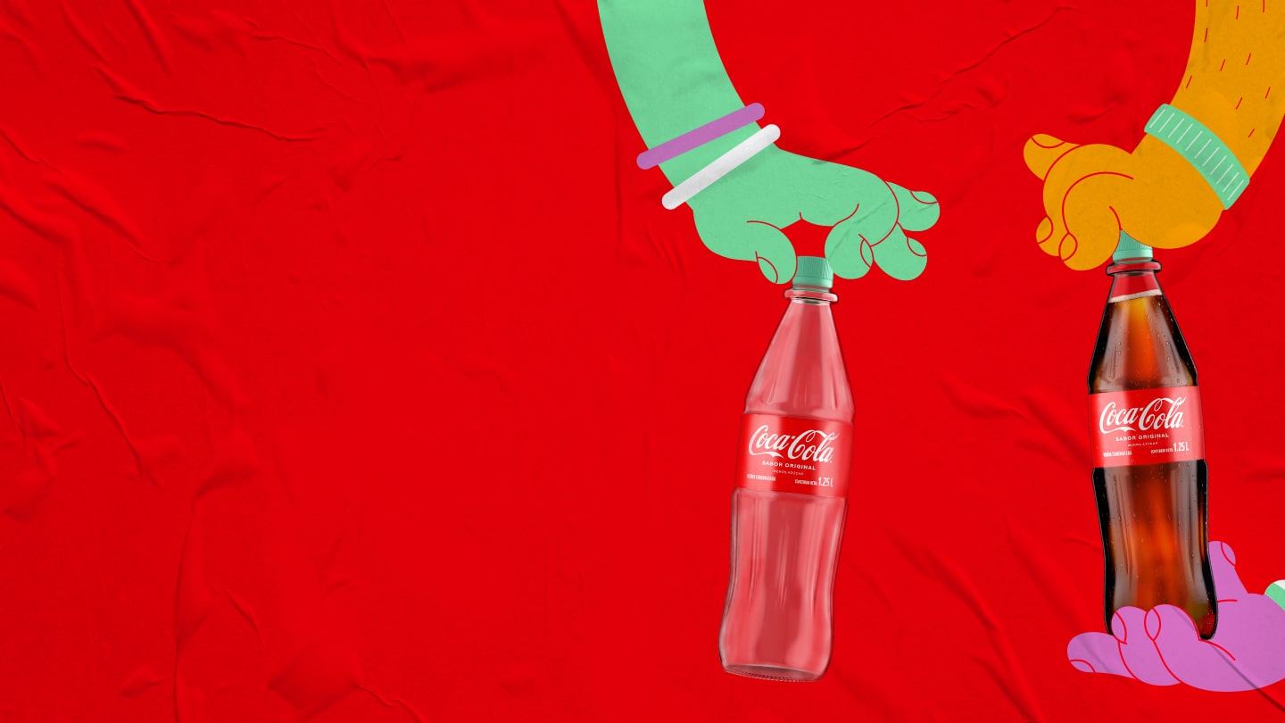 Botellas retornables de Coca-Cola siendo entregadas entre manos en un fondo rojo ilustrado.