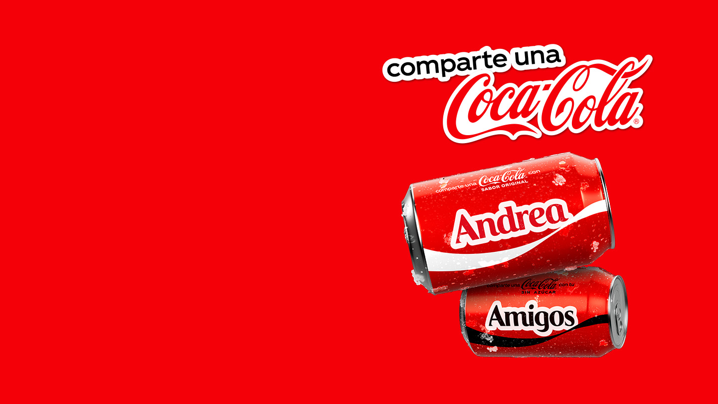 Dos latas de Coca-Cola, una Sabor Original y otra Sin Azúcar, personalizadas con el nombre "Andrea" y la palabra "Amigos" junto al texto "Comparte una Coca-Cola" sobre un fondo rojo.