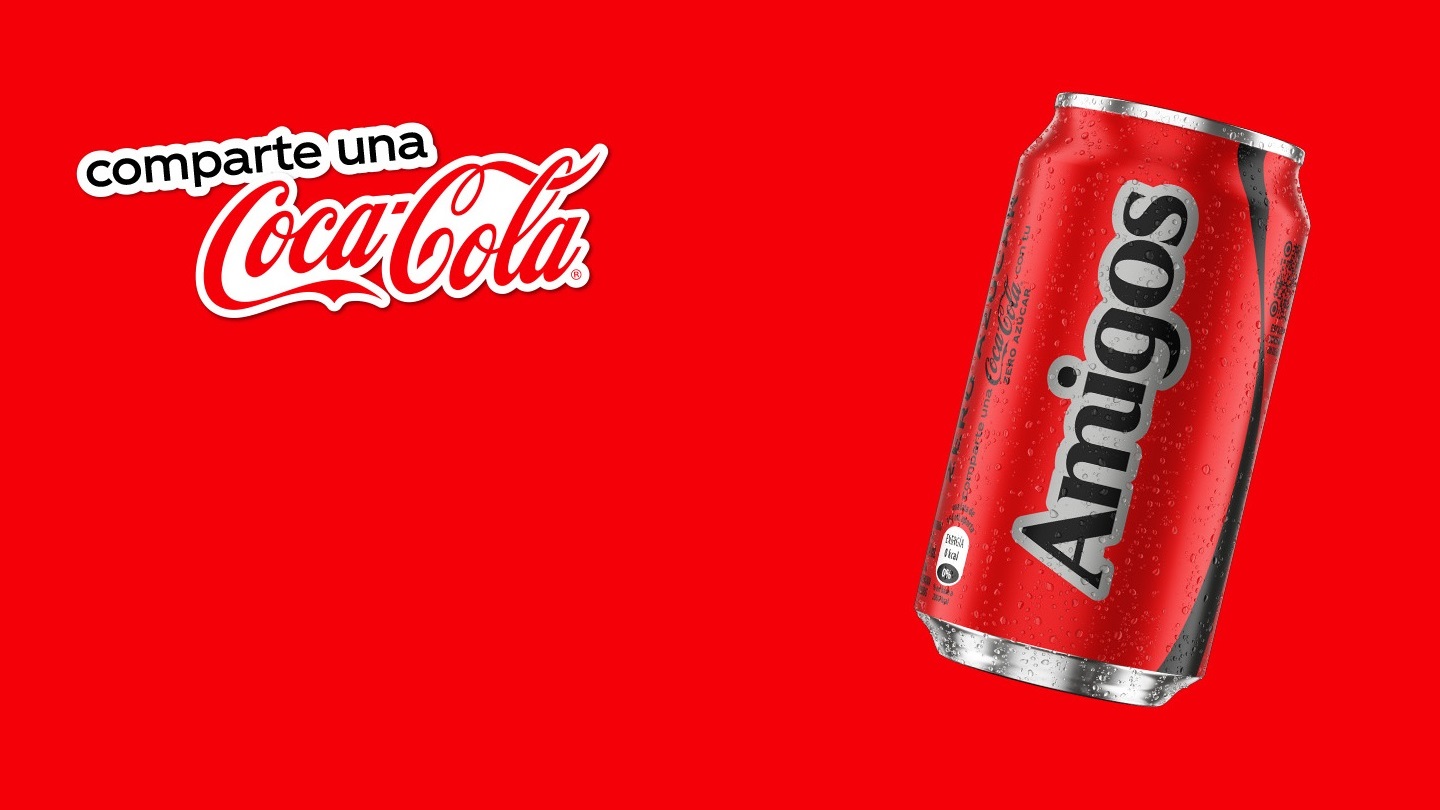 Una lata de Coca-Cola Zero Azúcar personalizada con la palabra "Amigos" junto al texto "Comparte una Coca-Cola" sobre un fondo rojo.