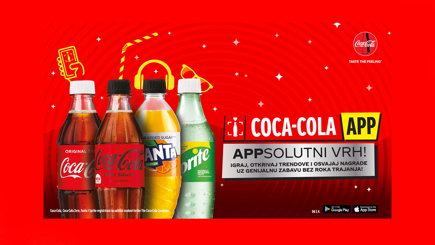 Baner sa crvenom pozadinom na kojoj se nalaze plastične bočice Coca Cola, Coca Cola Zero, Fanta Orange i Sprite