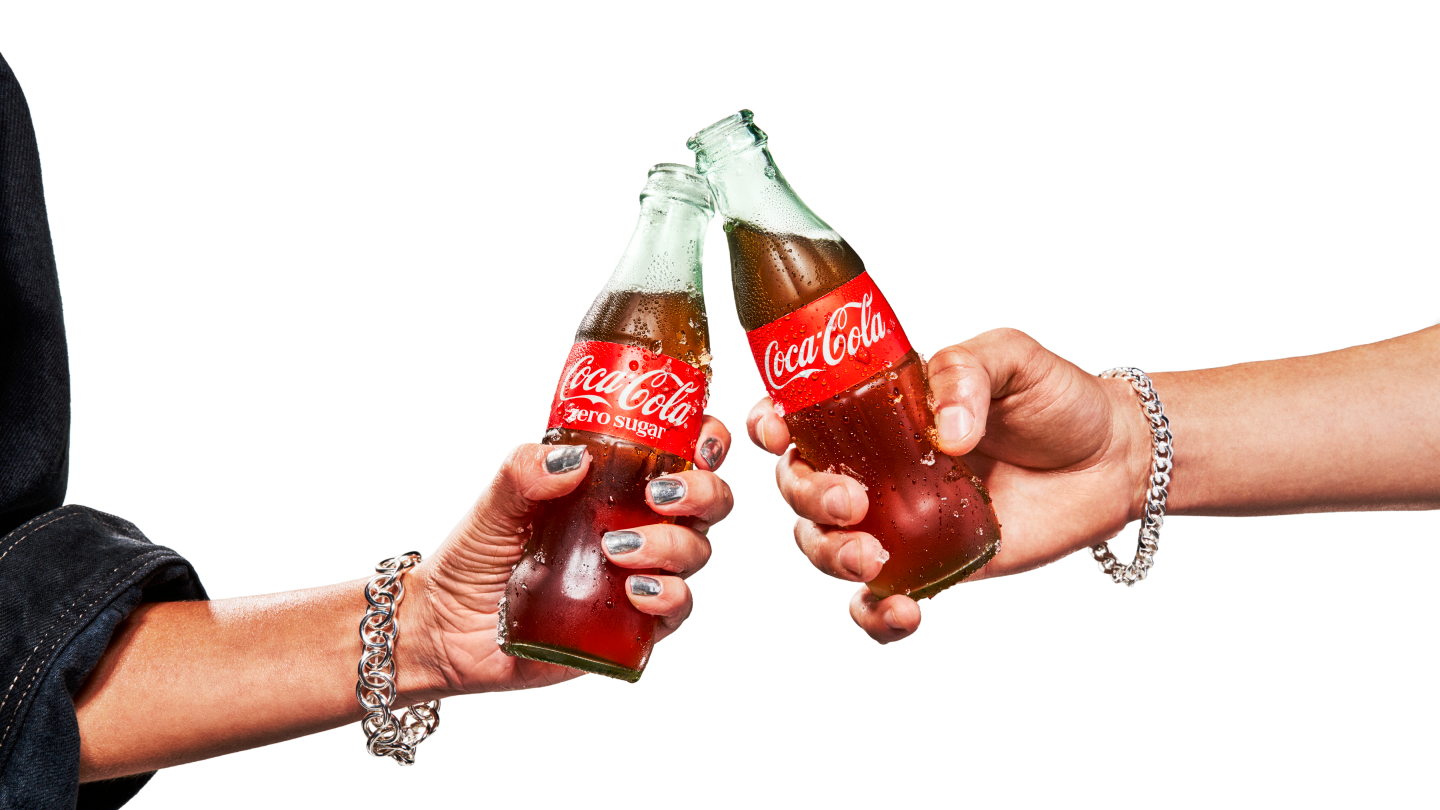 Dve ženski se sproščata ob steklenici Coca-Cole