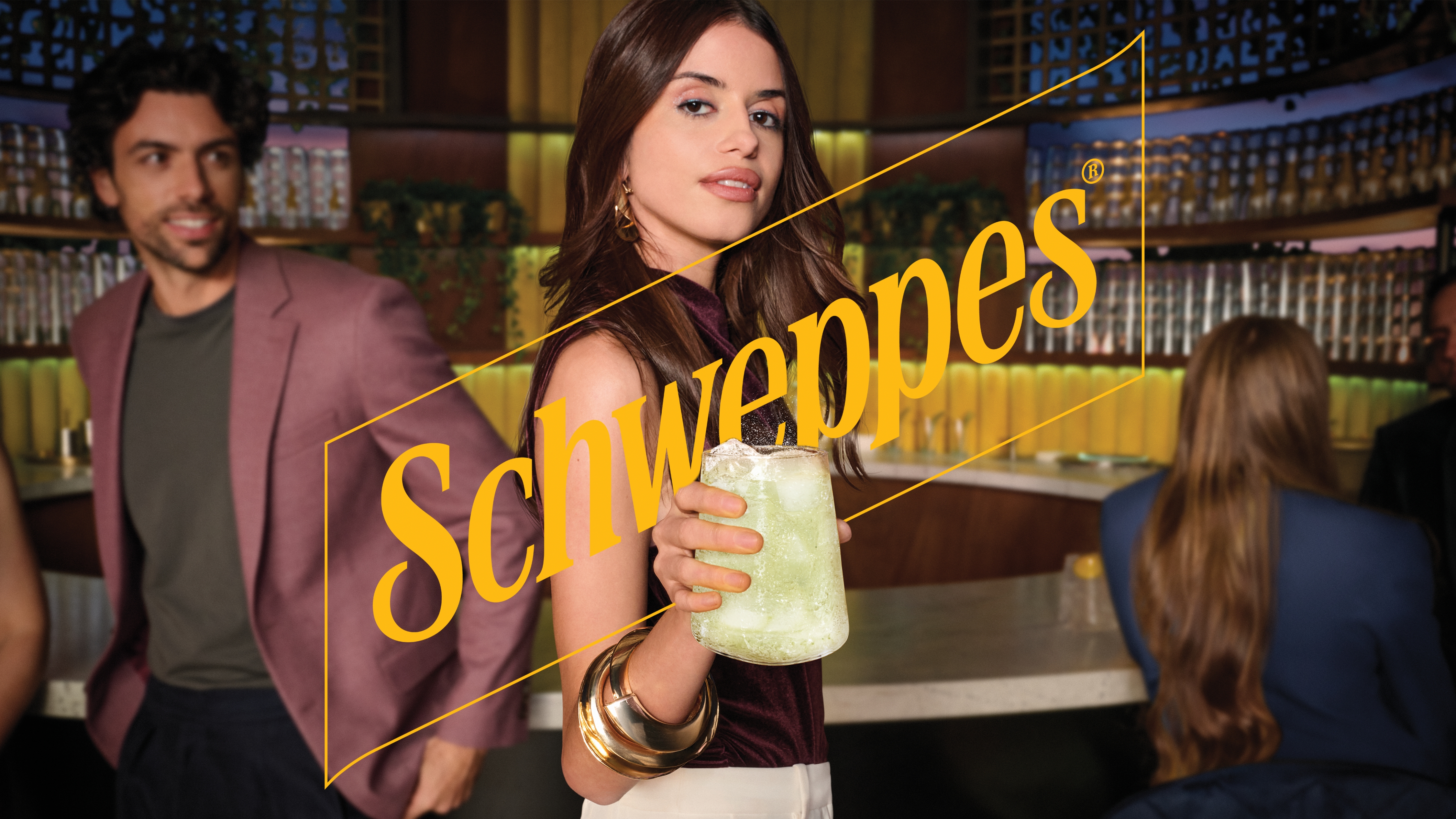 Djevojka drži Schweppes u staklenoj čaši 