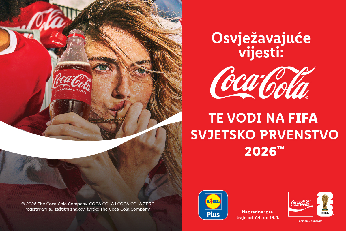 Slika prikazuje navijačicu s plastičnom Coca-Colom bocom u ruci