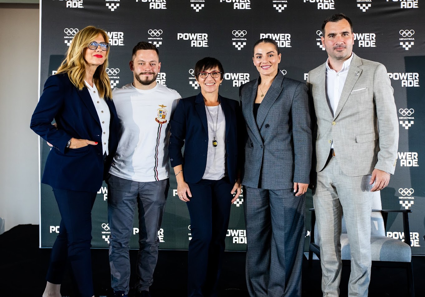 Sudionici događanja stoje ispred brendiranog zida tijekom predstavljanja inicijative POWERADE The Athletes Code, posvećene mentalnom zdravlju sportaša.