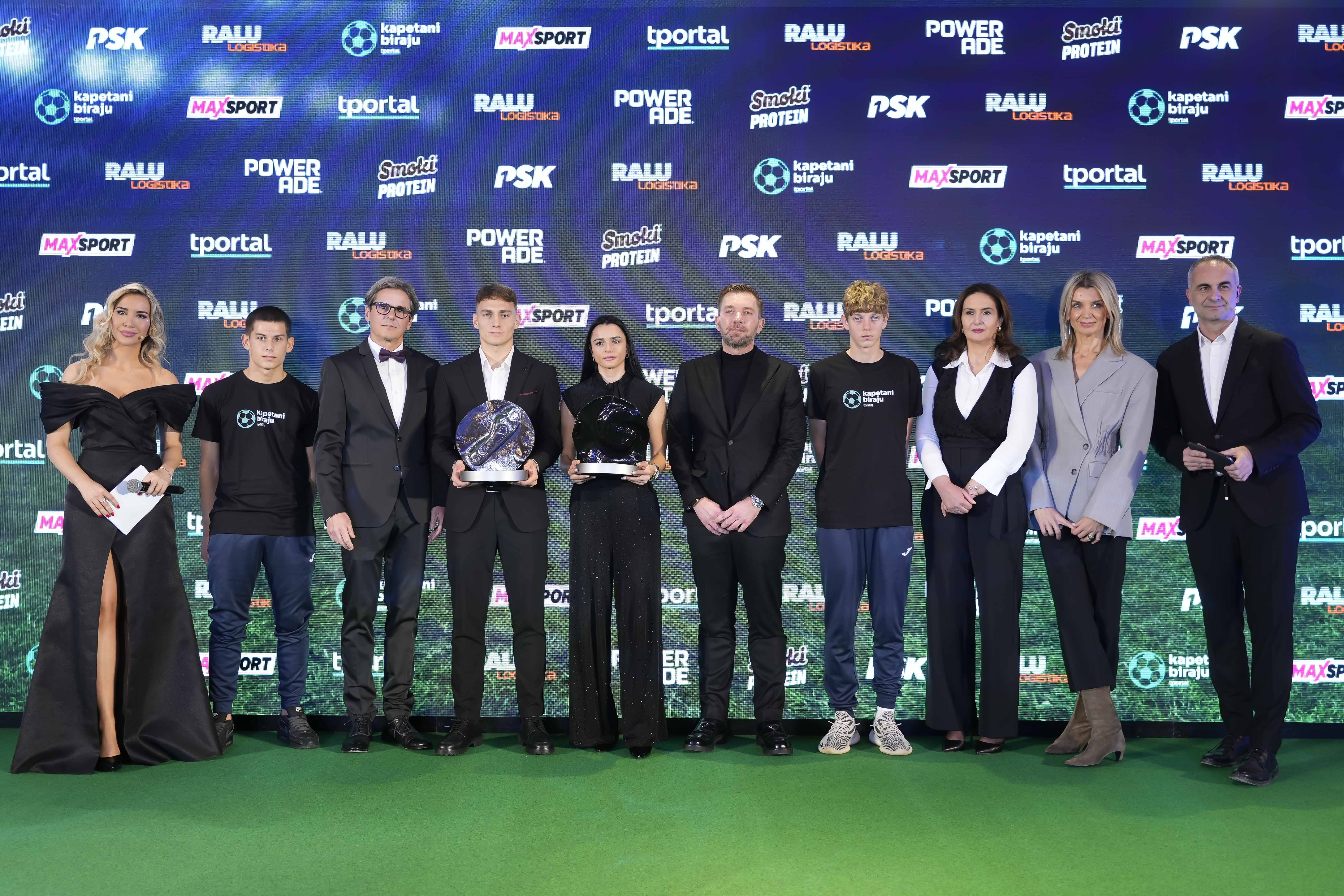 Sudionici i organizatori stoje na pozornici tijekom dodjele nagrade “Kapetanice biraju”, u sklopu sportskog događanja posvećenog ženskom nogometu u Hrvatskoj.