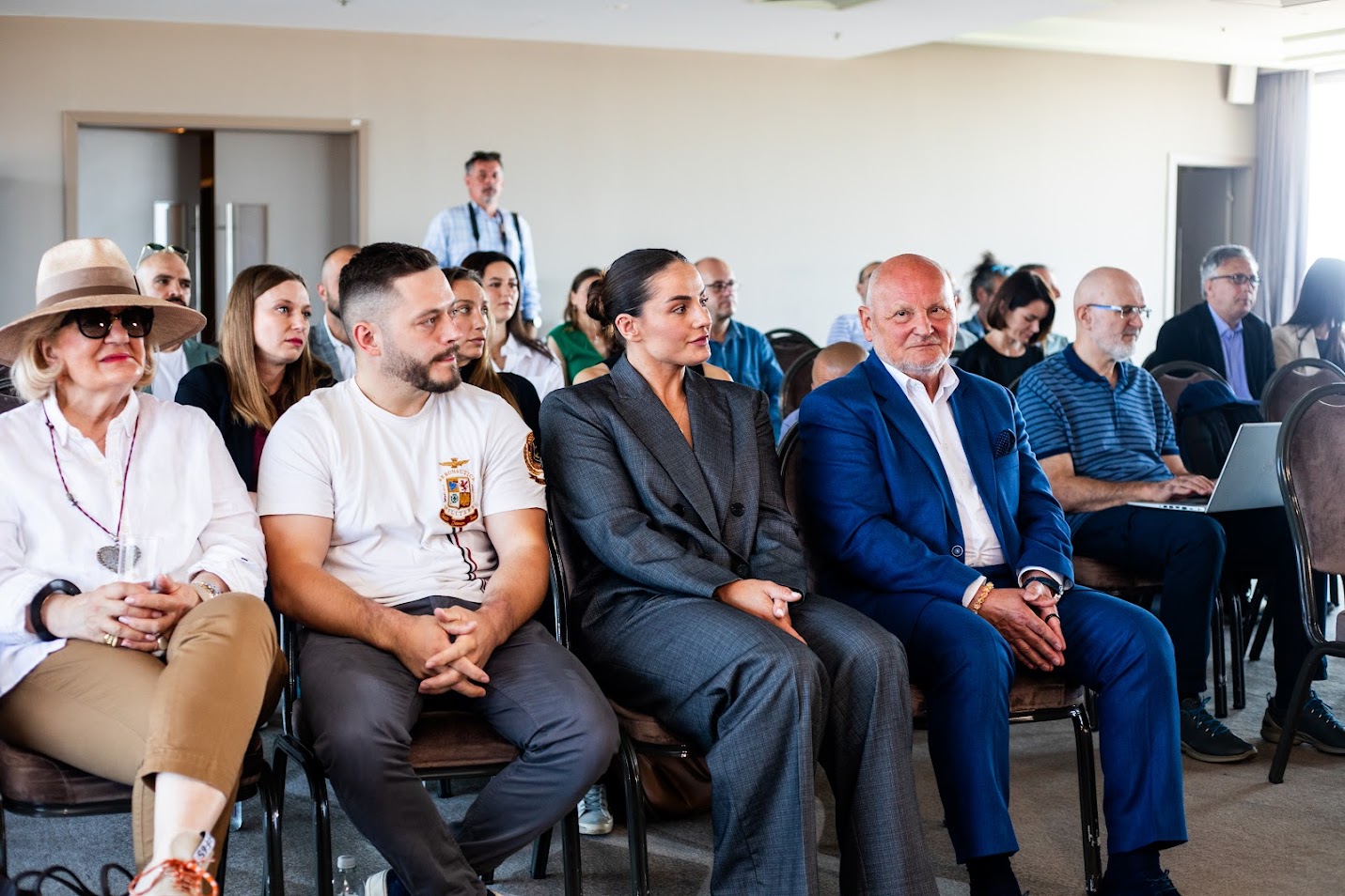 Publika sjedi u dvorani i prati panel raspravu o mentalnom zdravlju u vrhunskom sportu, održanu u sklopu predstavljanja inicijative POWERADE The Athletes Code.