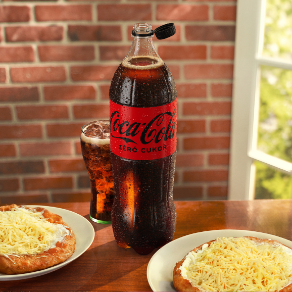 Sajtos lángos és coca-cola zero egy asztalon