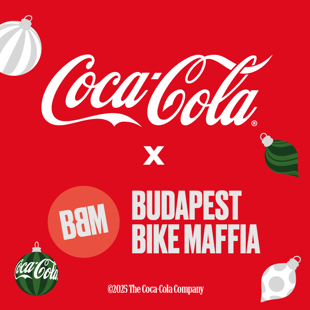Piros alapon Coca-Cola és Budapest Bike Maffia együttműködés felirata és logó sarkokban zöld fehér karácsonyi gömbdíszek