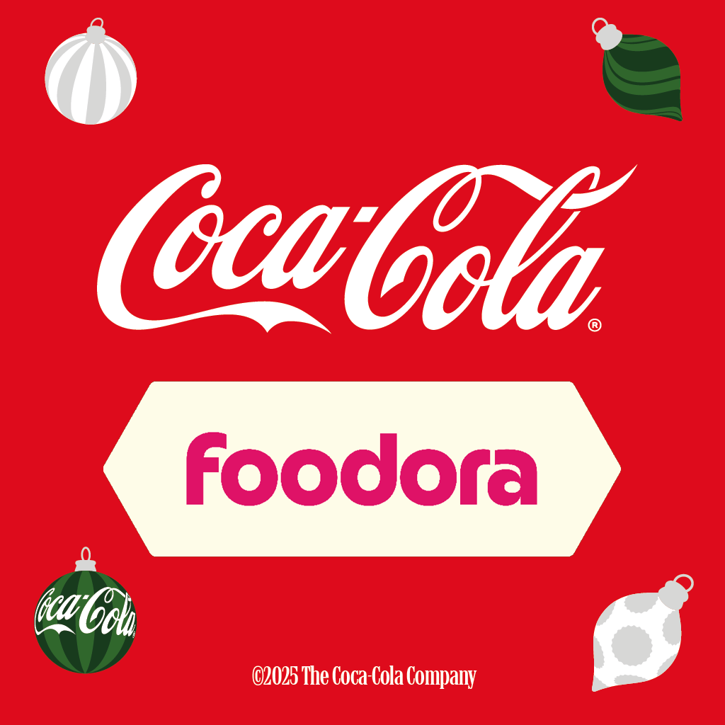 Piros alapon Coca-Cola és Foodora logók; sarkokban zöld, fehér és csíkos karácsonyi gömbdíszek