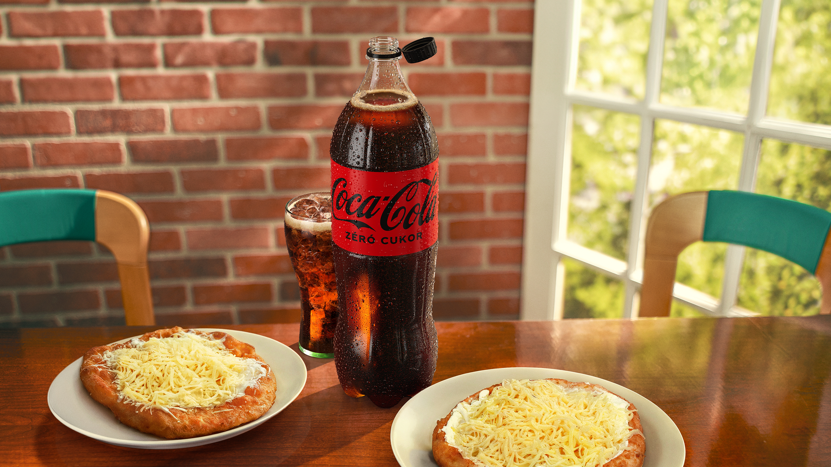 Sajtos lángosok és egy üveg Coca-Cola Zero cukor napfényes étkezőben.