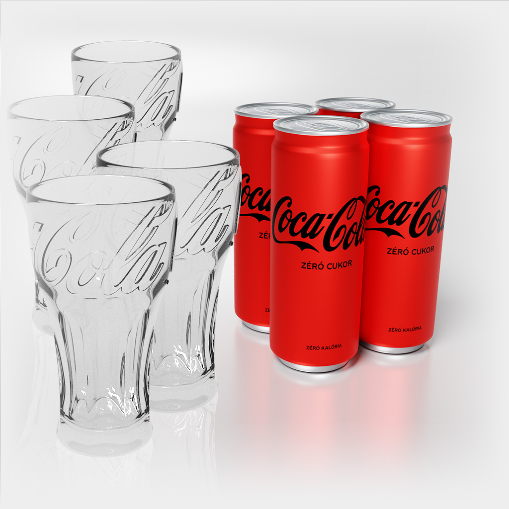Négy Coca-Cola üvegpohár és egy négyes kiszerelésű Coca-Cola Zero cukor doboz fehér háttéren.