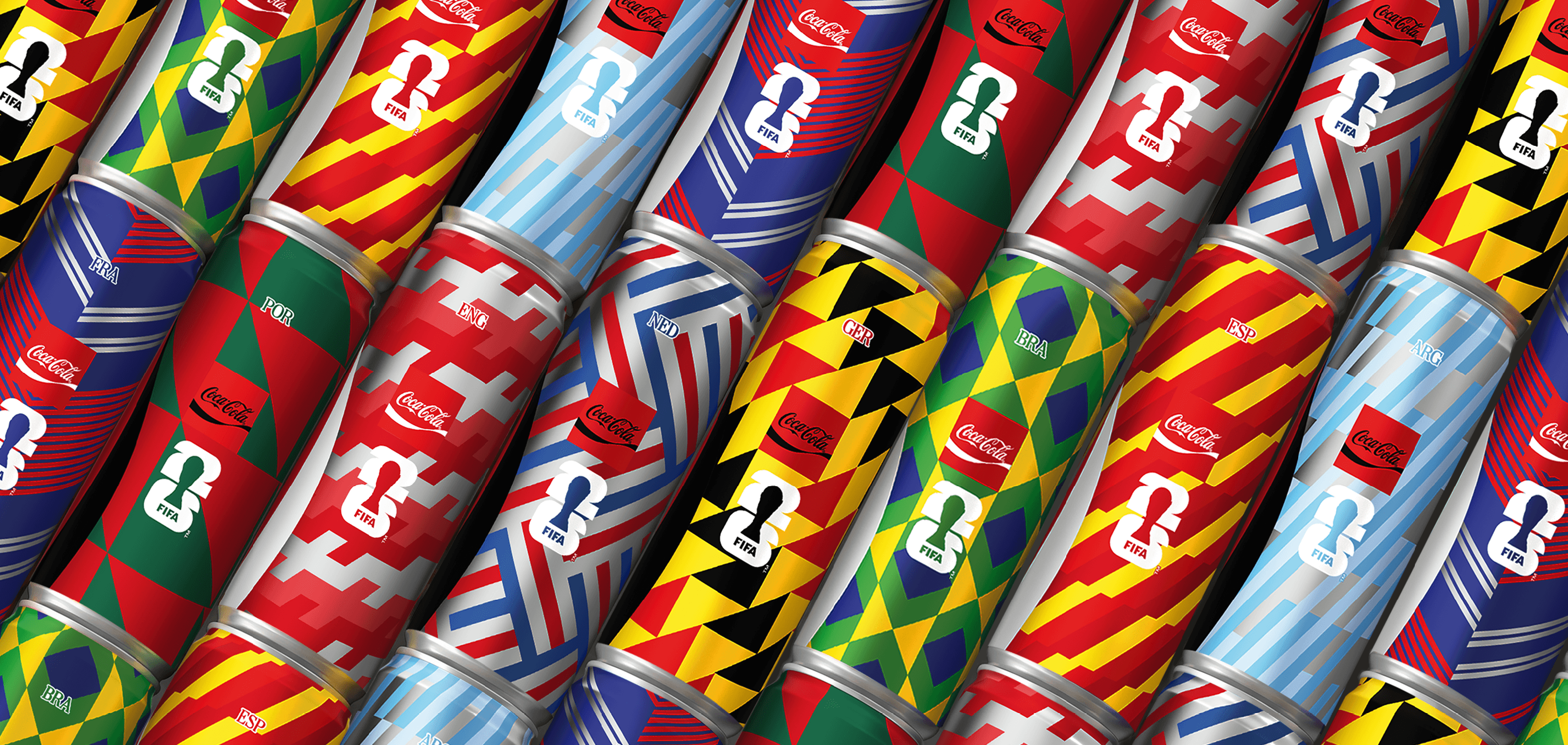 Színes Coca‑Cola dobozok limitált kiadású FIFA világbajnokság dizájnnal, szorosan egymás mellett.